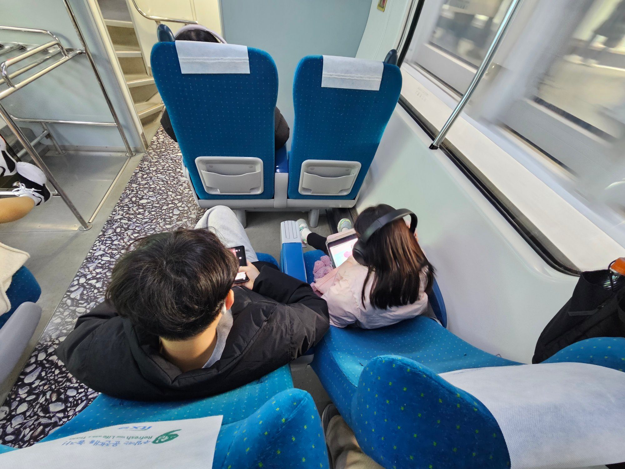 ITX-청춘 1층 좌석에서 태블릿을 보는 첫째와 둘째