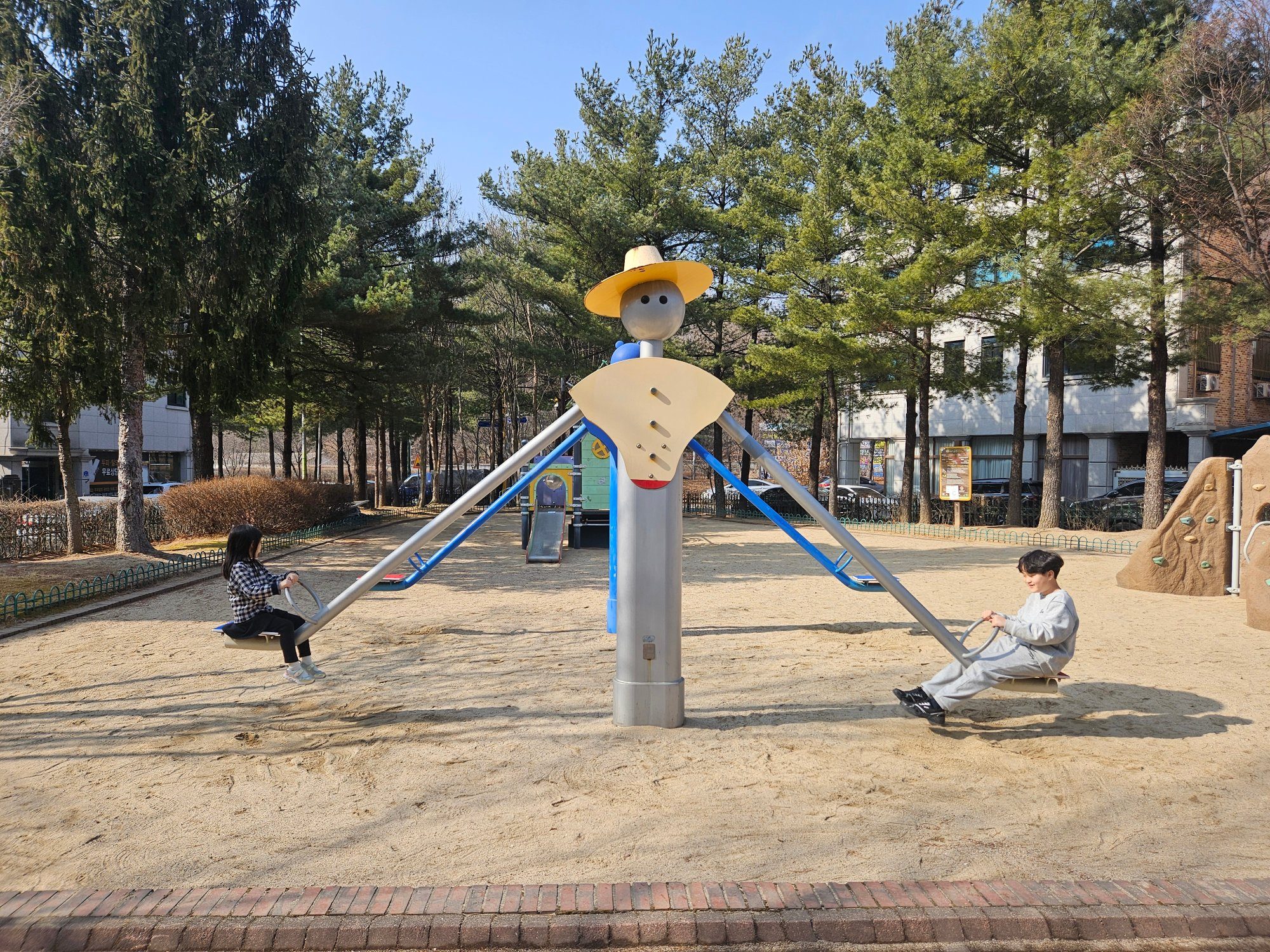 허수아비 모양 회전 시소를 타는 첫째와 둘째