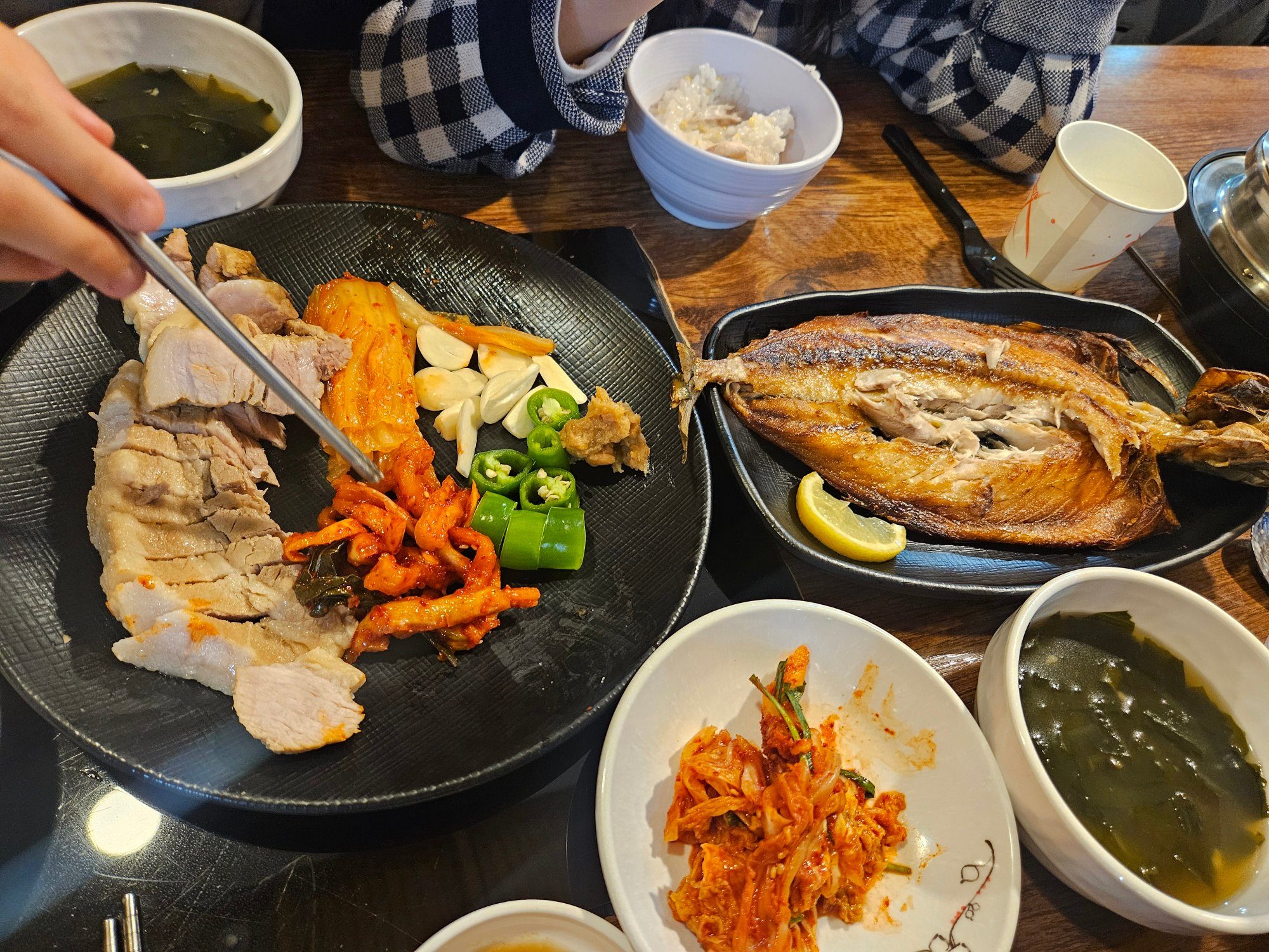 보쌈과 생선구이가 차려진 저녁 식탁