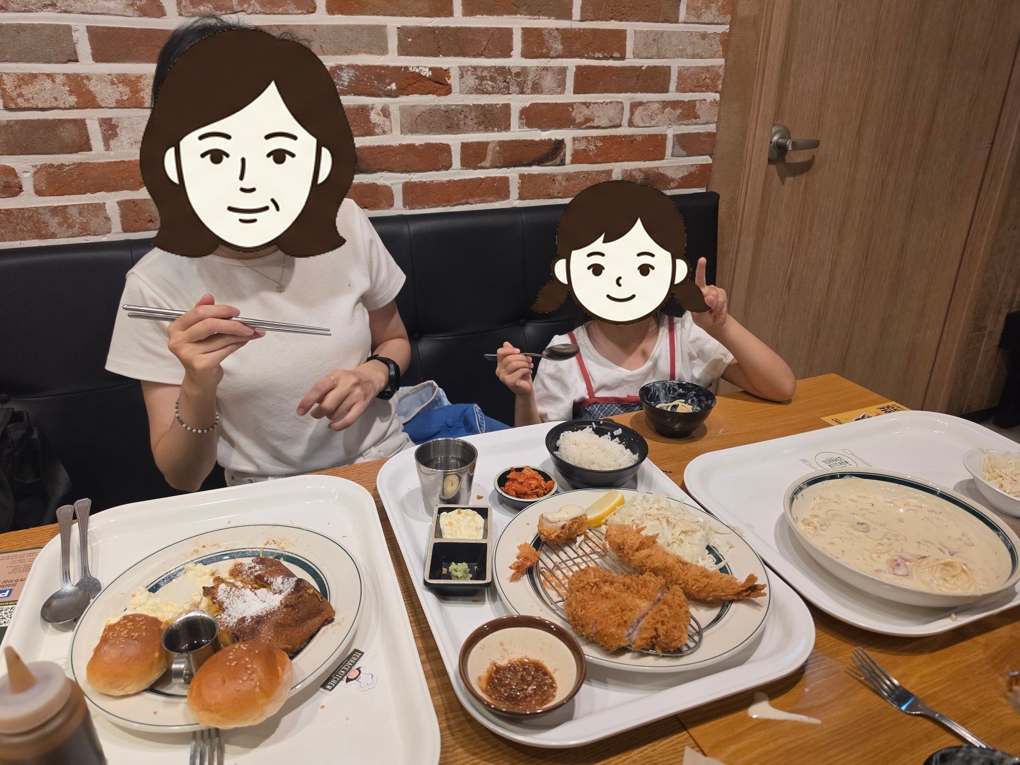 성심당 테라스키친 테이블 위의 돈까스와 빵, 크림 수프