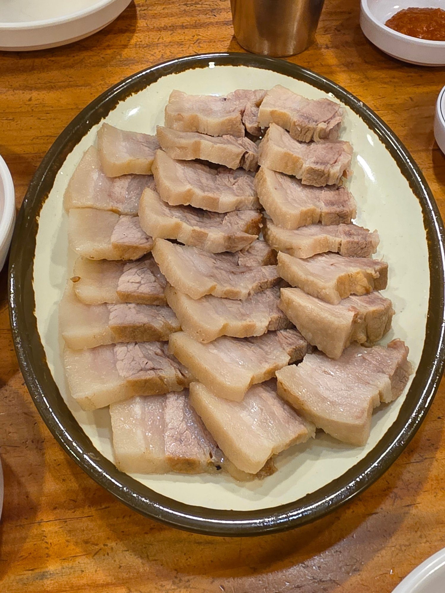 접시에 가지런히 담긴 수육