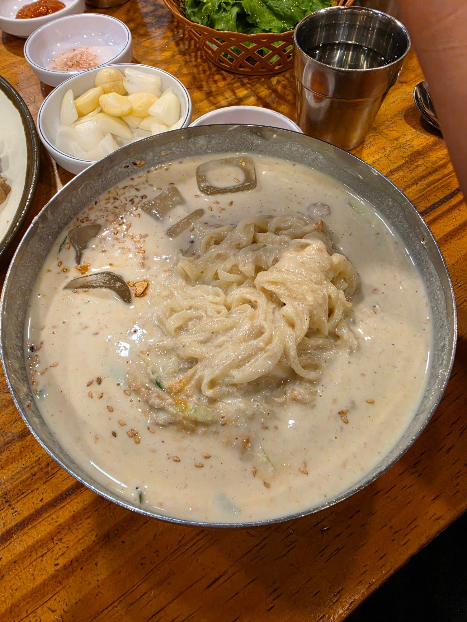 고소한 국물에 면이 담긴 콩국수