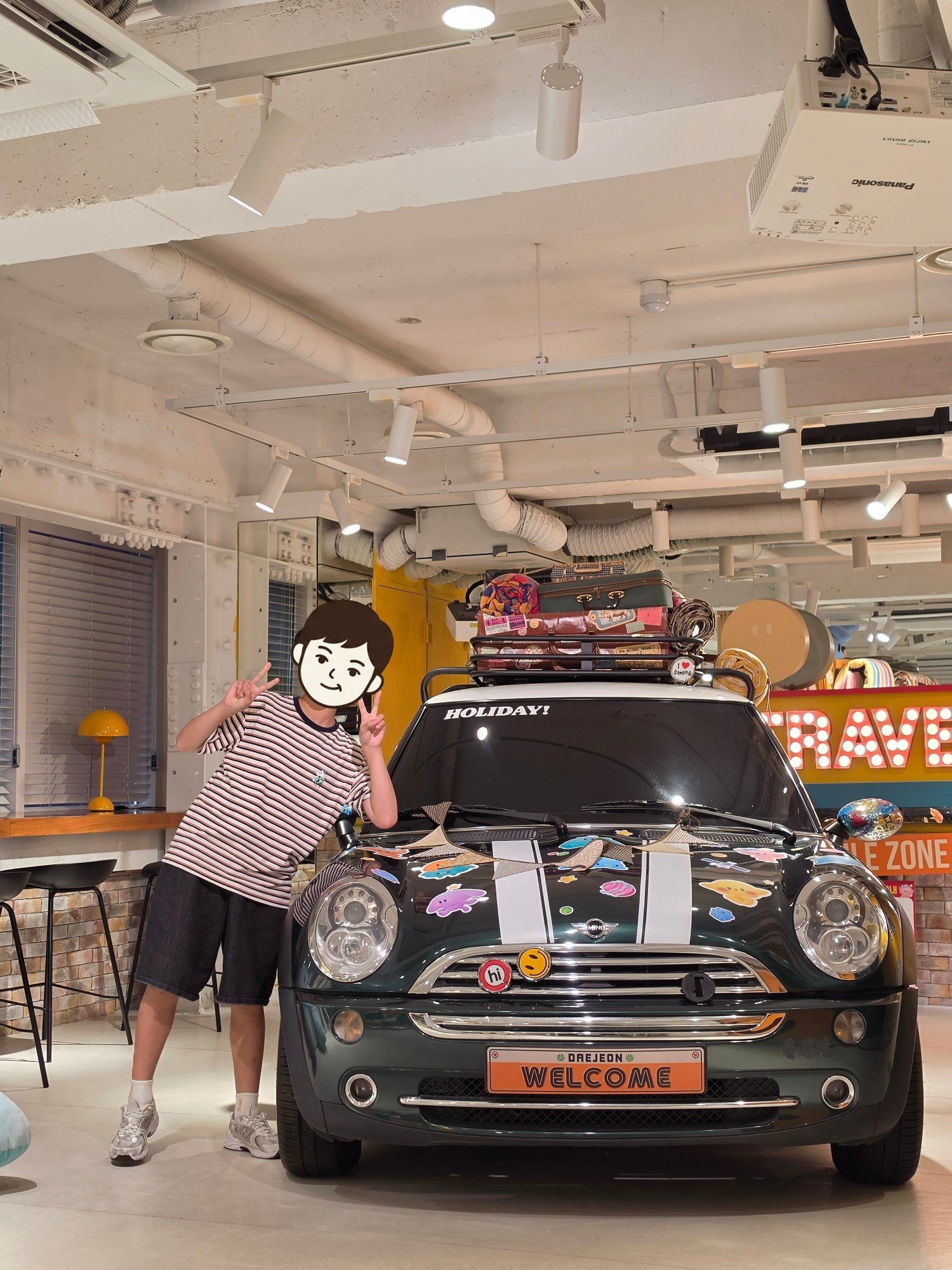꿈돌이하우스 안 미니 자동차 앞에서 브이를 하는 첫째