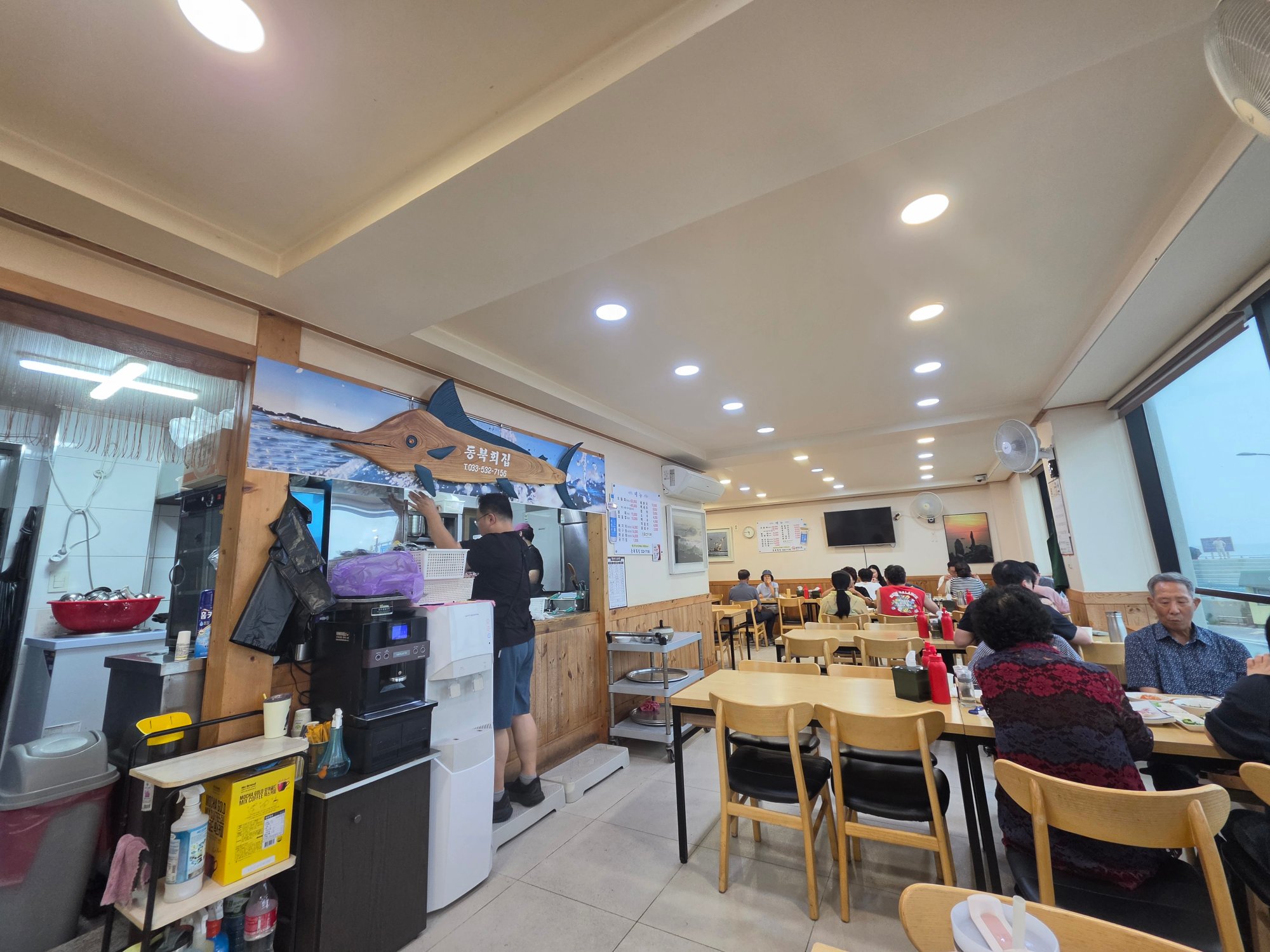 동북횟집 내부, 물회를 포장하는 손님들