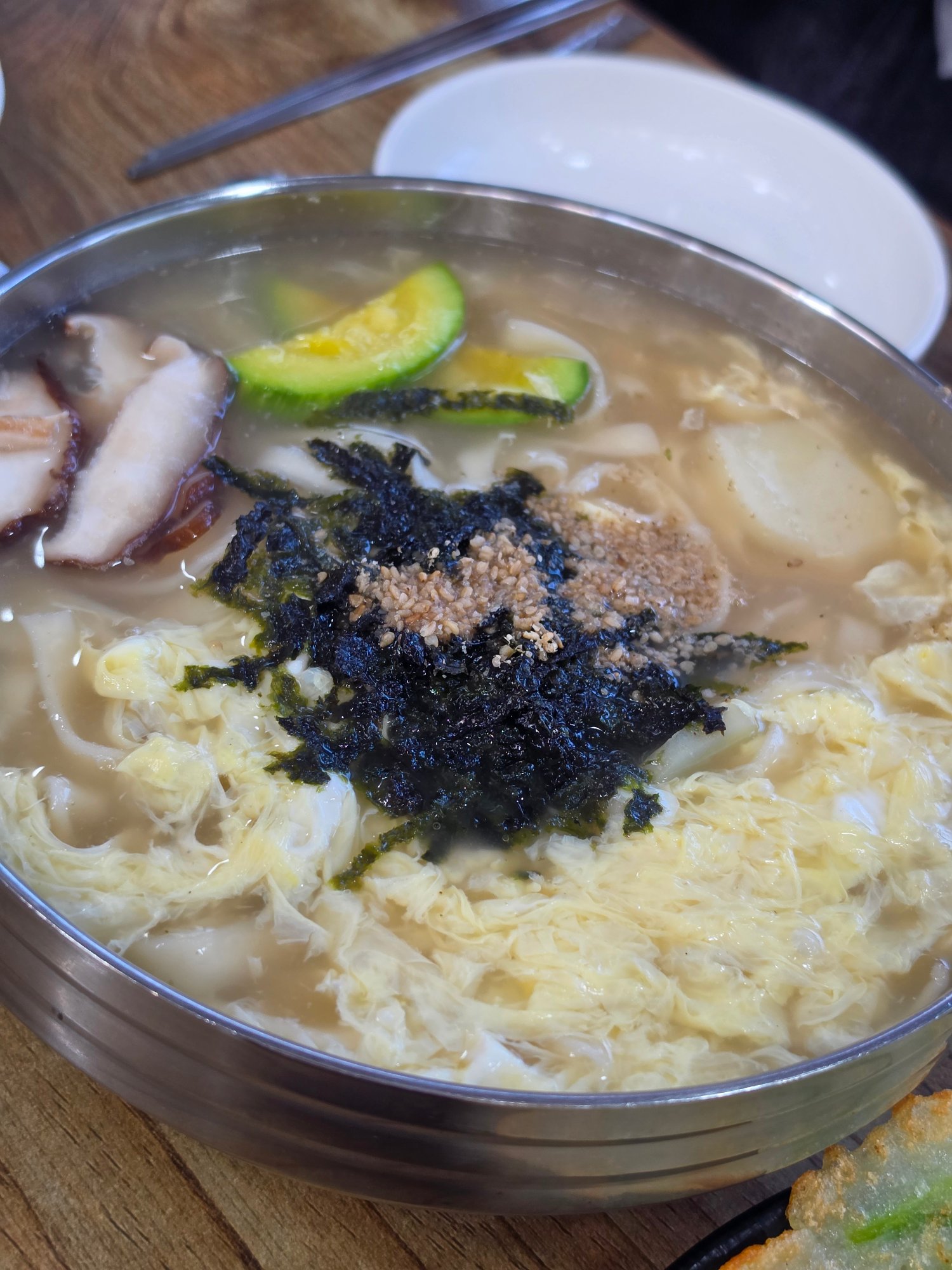 계란지단과 김가루를 얹은 하얀 칼국수
