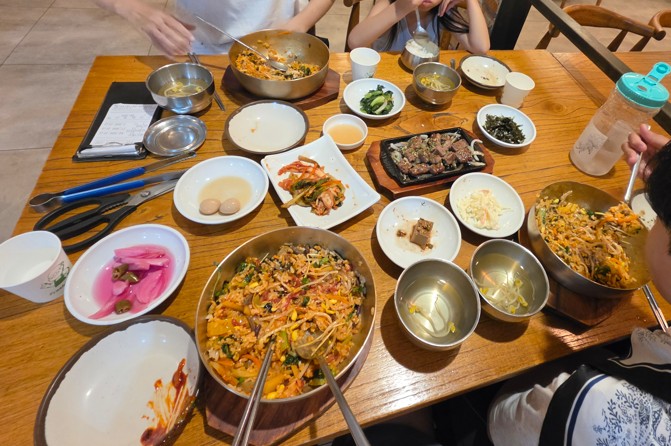 비빔밥과 떡갈비가 차려진 종로회관 밥상