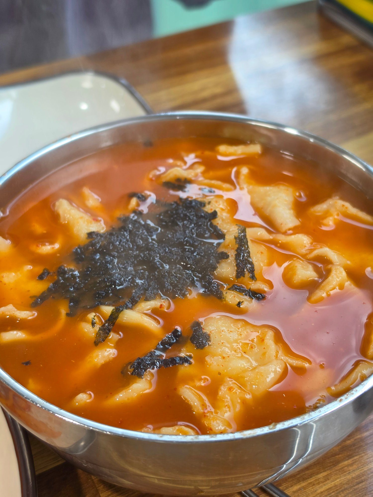 김가루를 올린 빨간 장칼제비