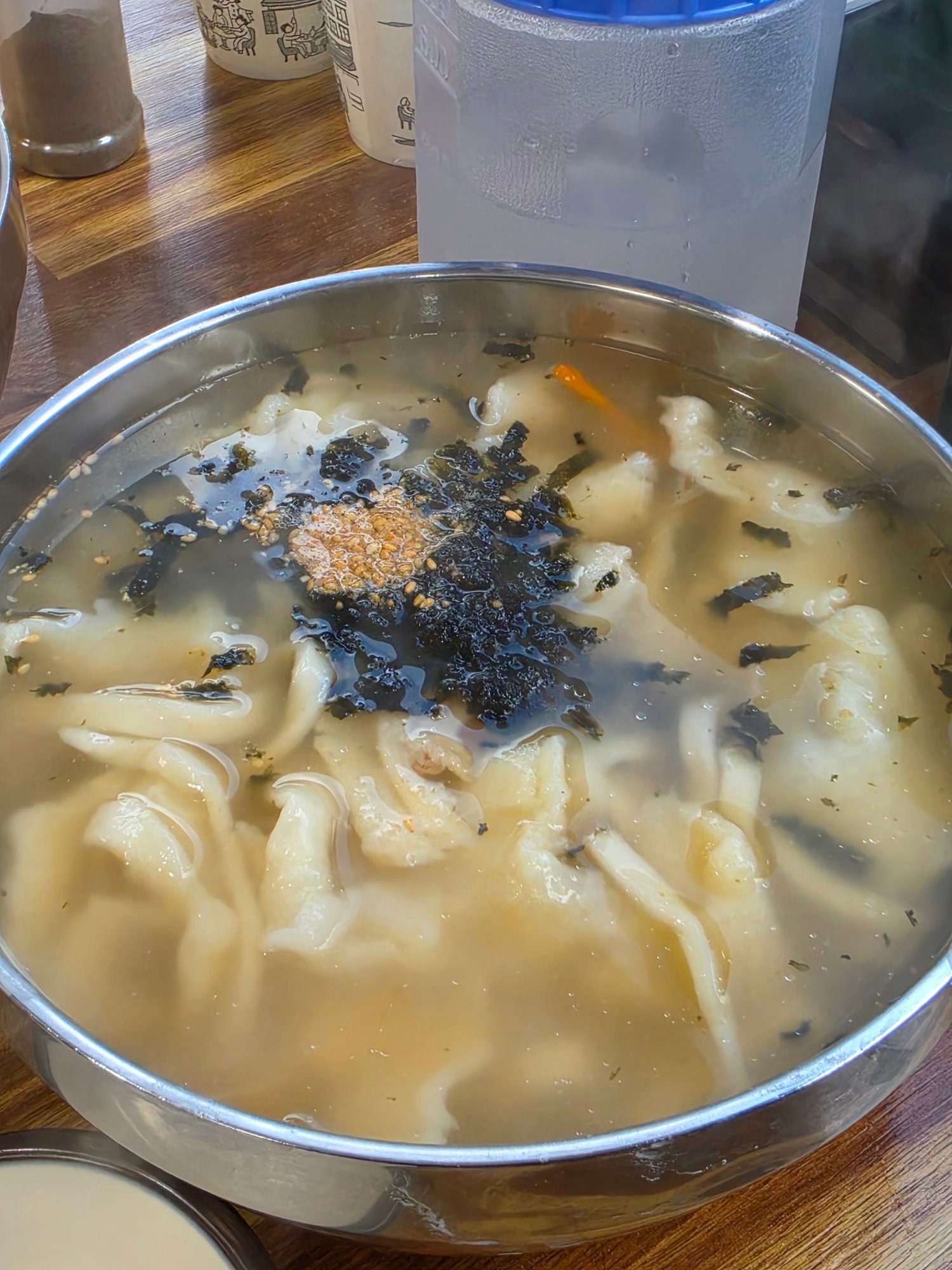 맑은 국물의 하얀 손칼제비