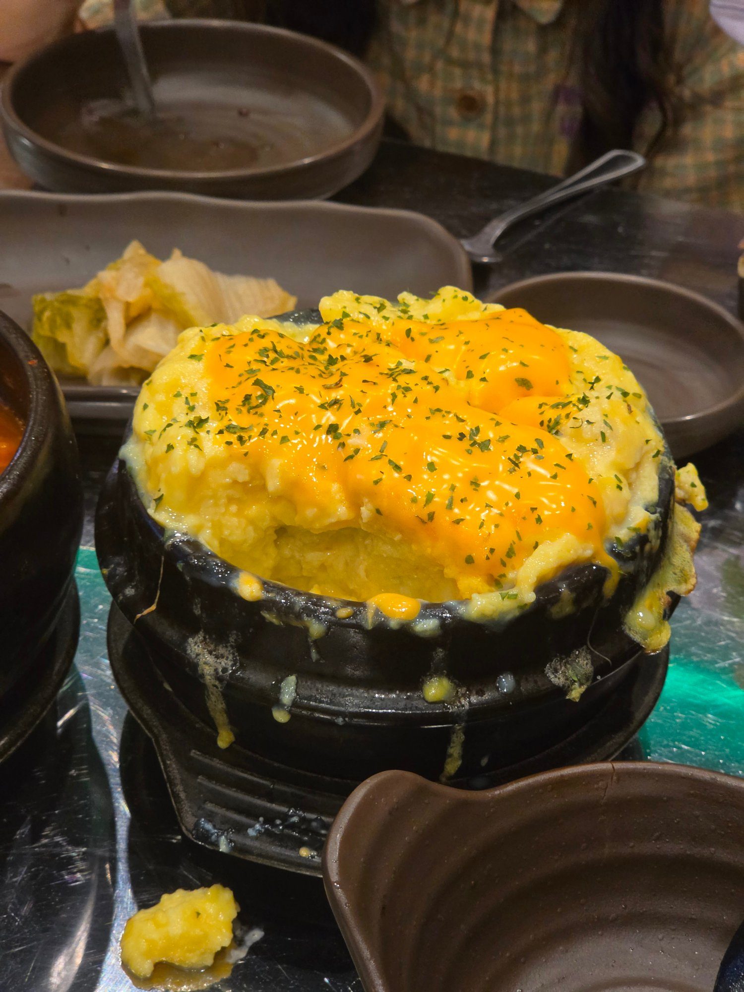 치즈를 올린 뚝배기 계란찜
