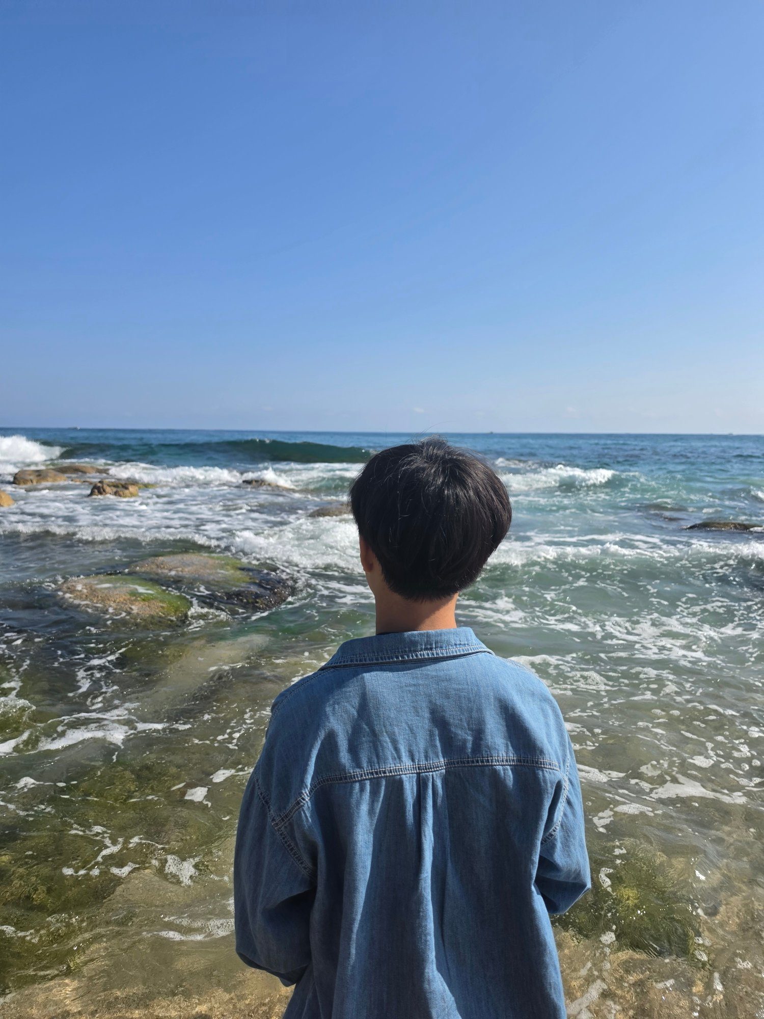 파도치는 바다를 바라보는 첫째의 뒷모습