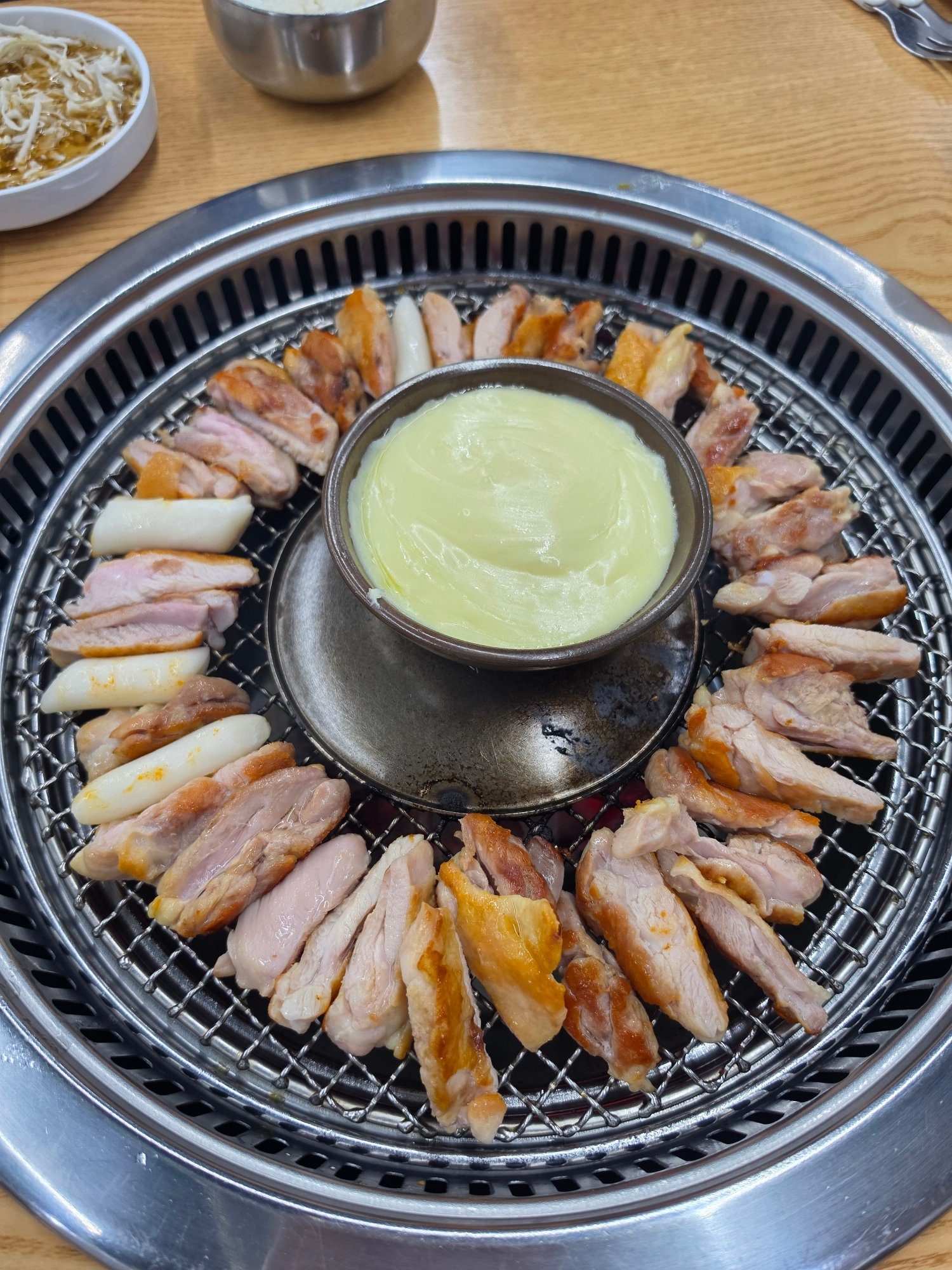 치즈퐁듀를 가운데 두고 둘러 구운 소금구이 닭갈비
