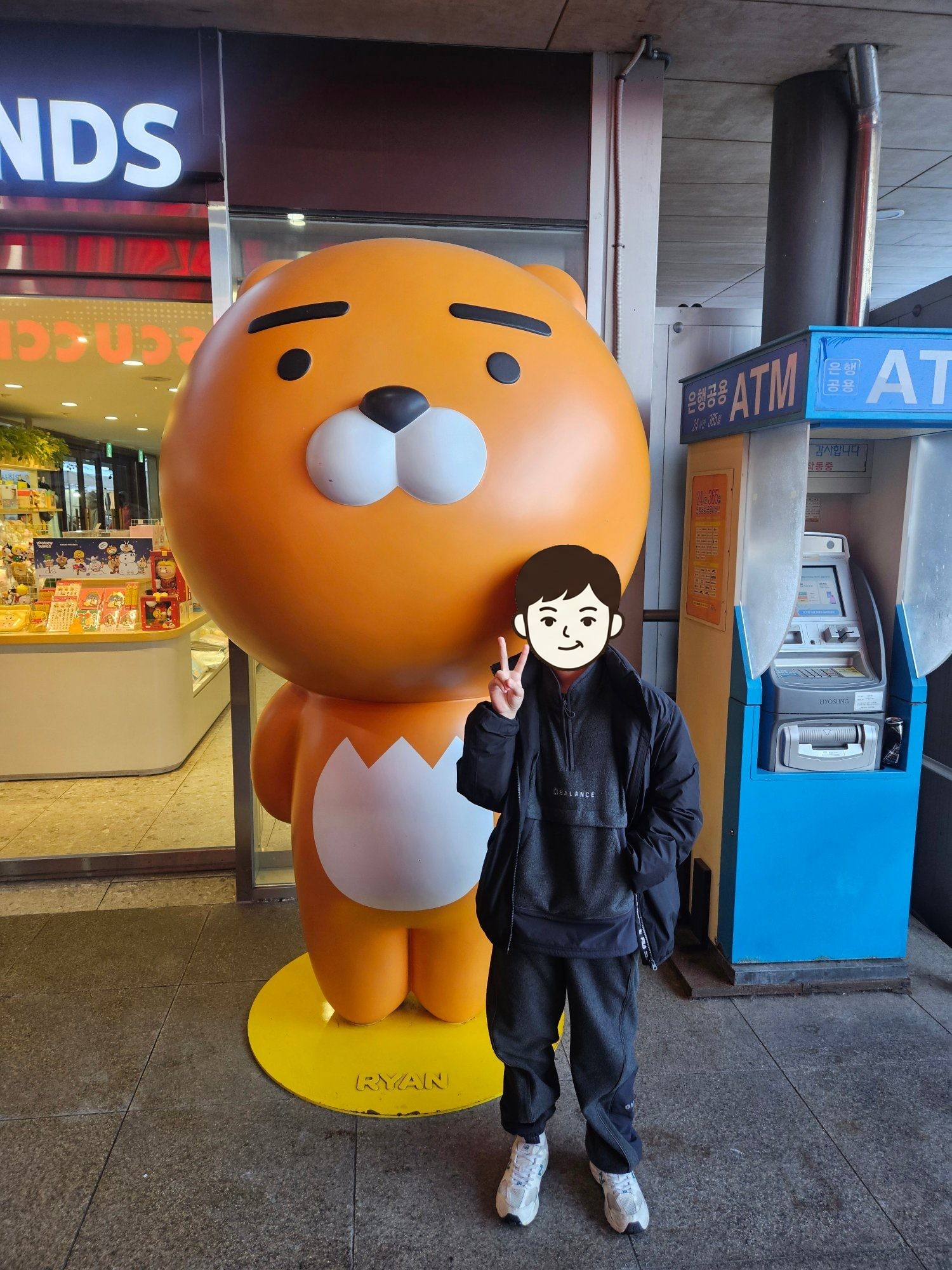 가평휴게소 라이언 조형물 옆에서 브이를 하는 첫째