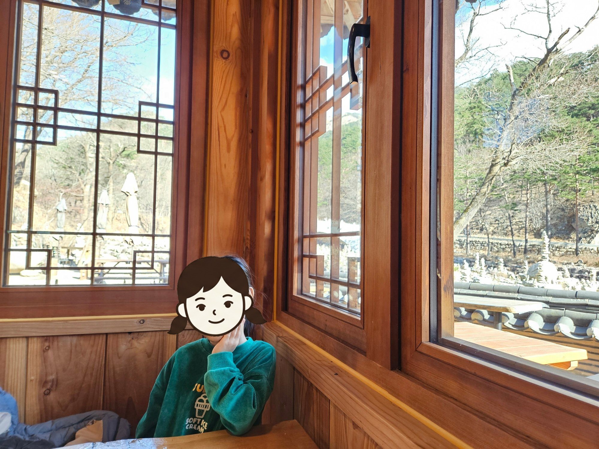 한옥 창가 자리에 앉아 볼에 손을 댄 둘째