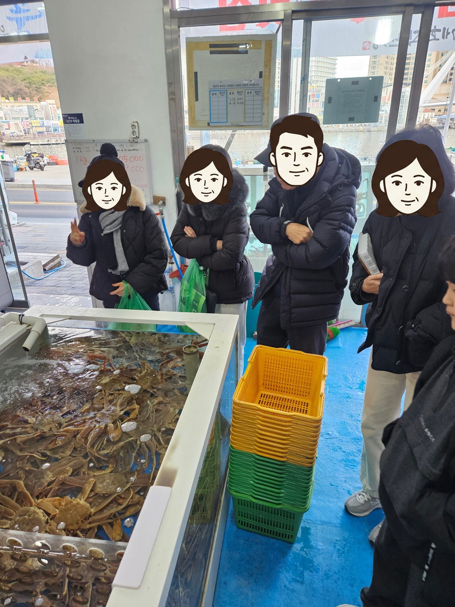 대게 수조 앞에 서서 지켜보는 처가 식구들