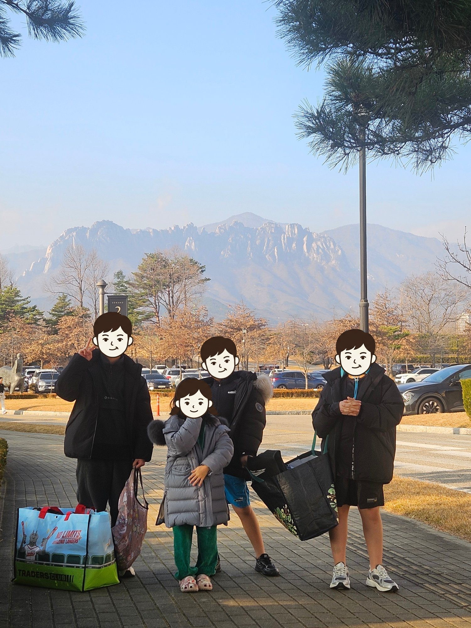 설악산을 뒤로 하고 수영 가방을 든 아이들 넷