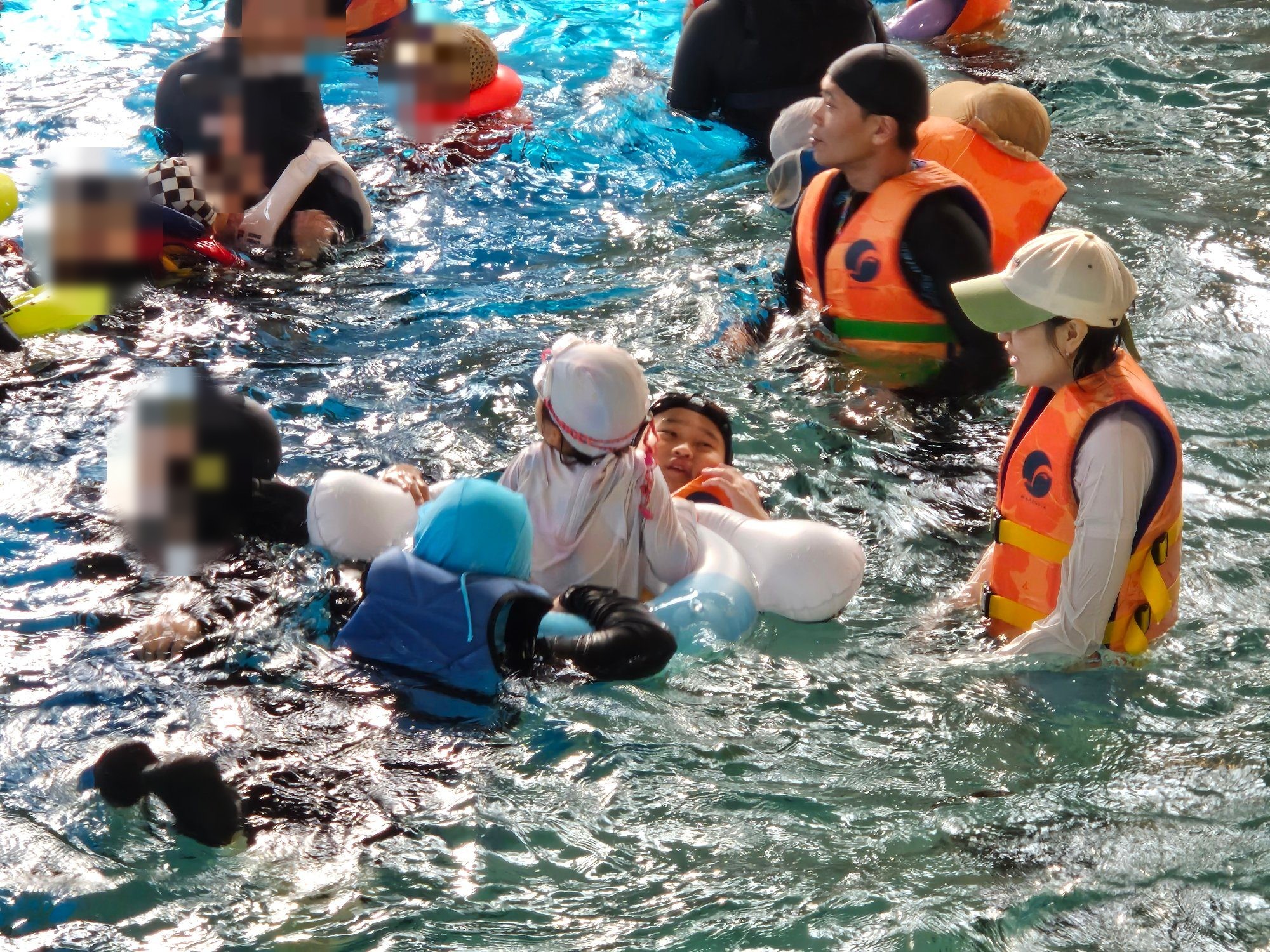 사람들로 북적이는 겨울 파도풀