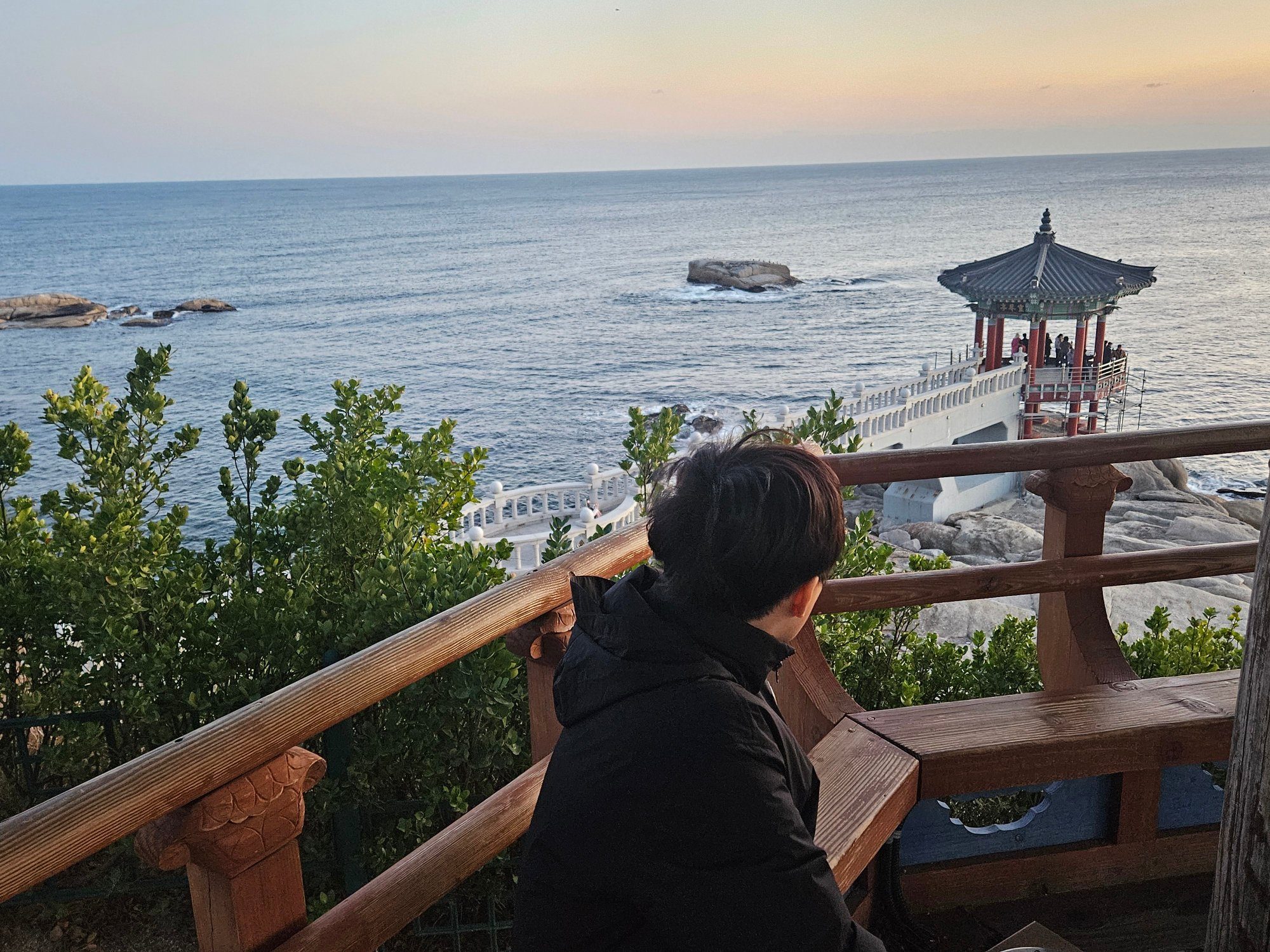 영금정 정자와 동해 바다를 바라보는 첫째