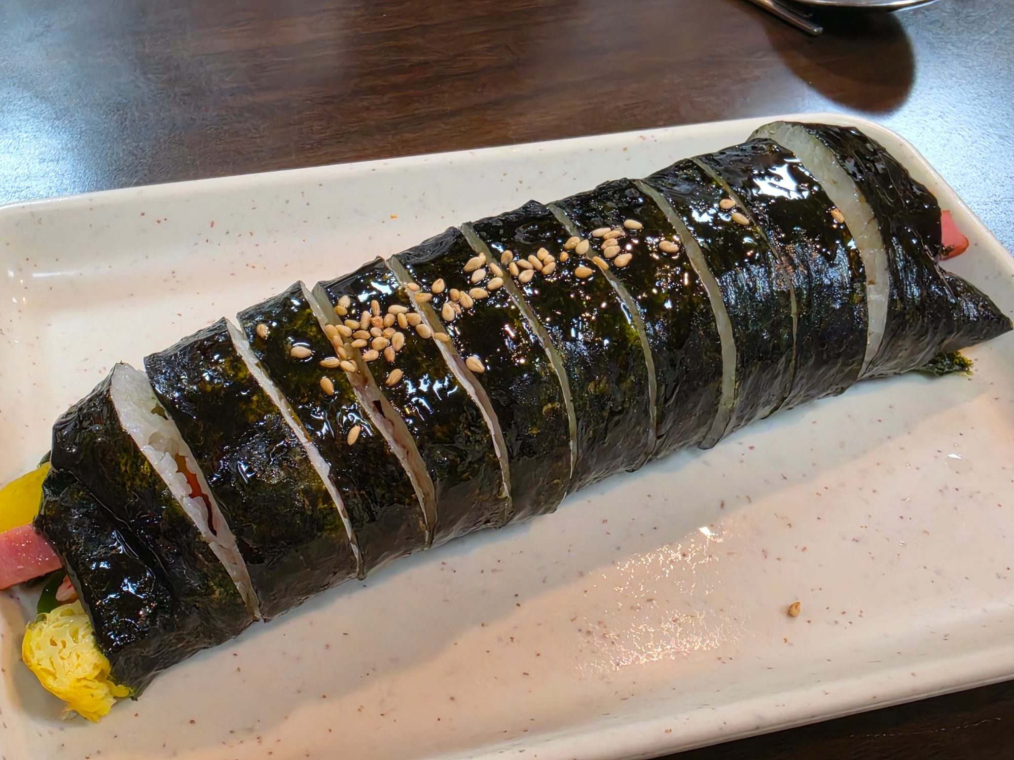 접시 한가득 담긴 김밥