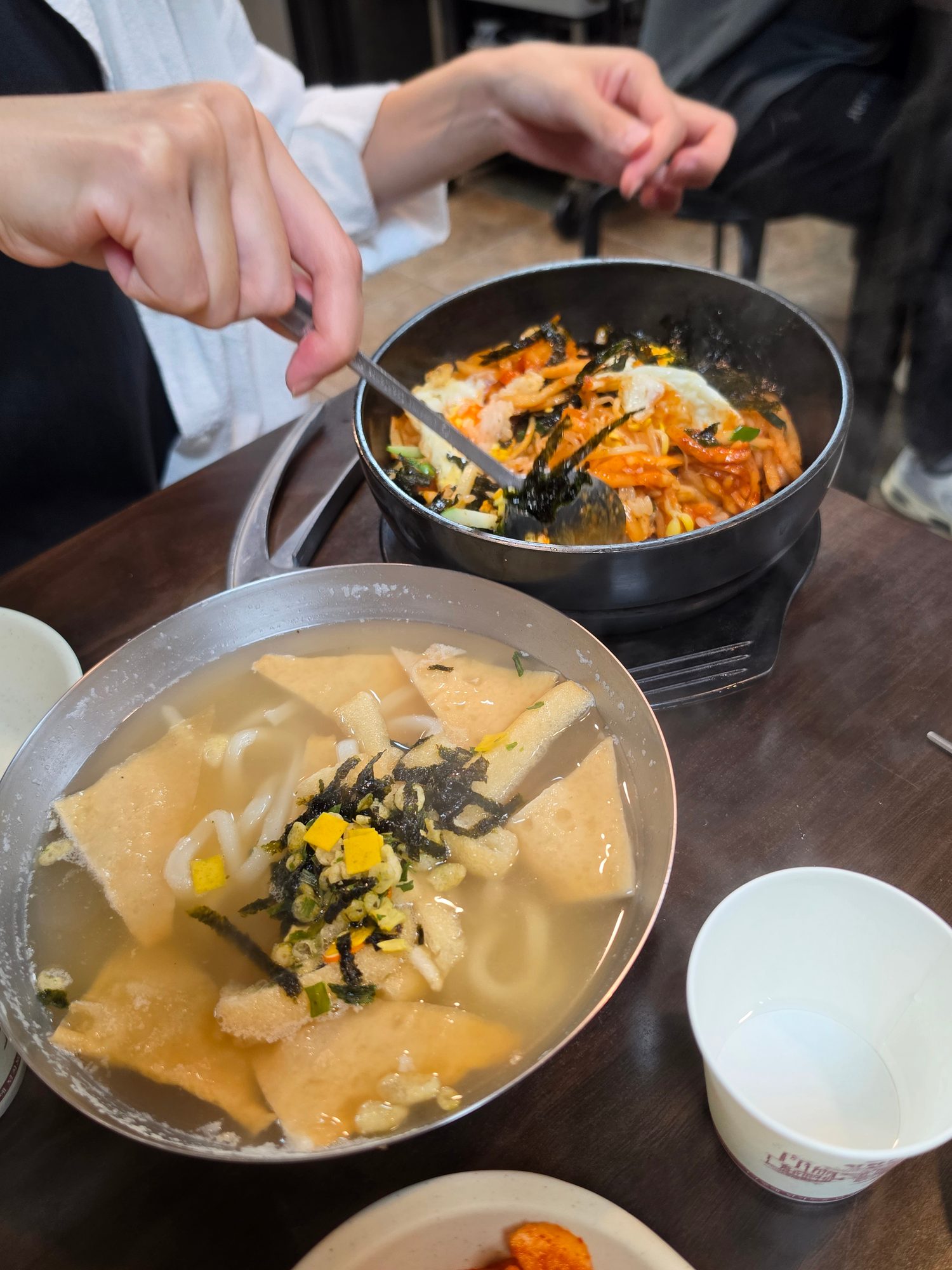 순한우동과 돌솥비빔밥을 비비는 엄마의 손