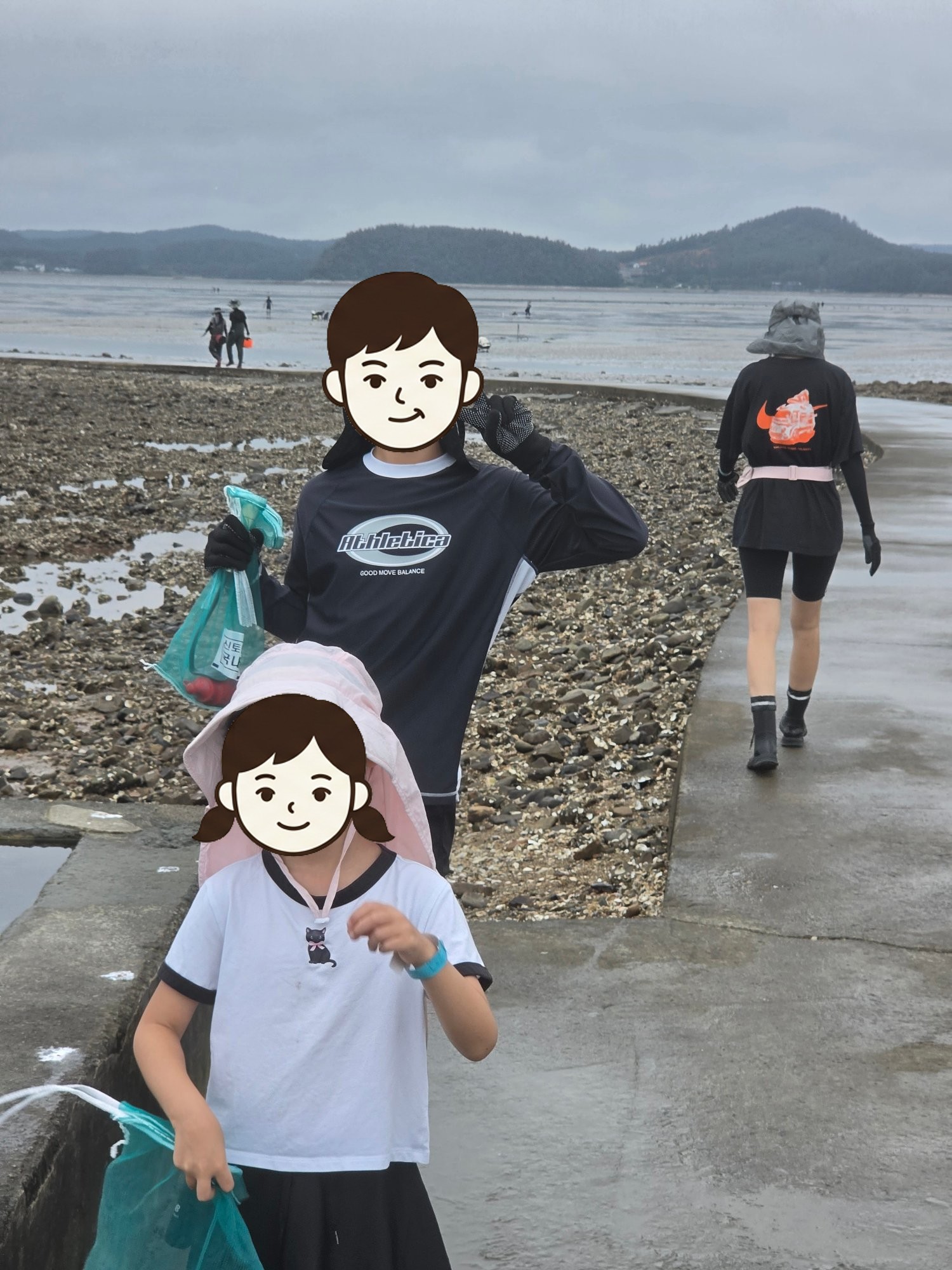 맛조개잡이 장비를 들고 브이를 그리는 모험과 모아, 뒤로 갯벌을 향해 걸어가는 엄마